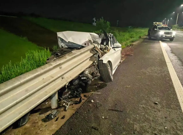 酒駕后別簽字，有用嗎？深夜，車頭“劈”成兩半！人不報警，車報了警......