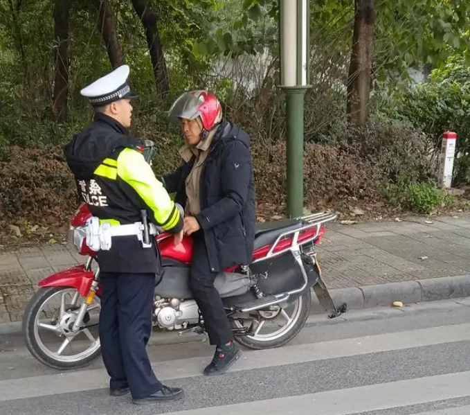 查處酒駕，只為大家的出行保駕護(hù)航